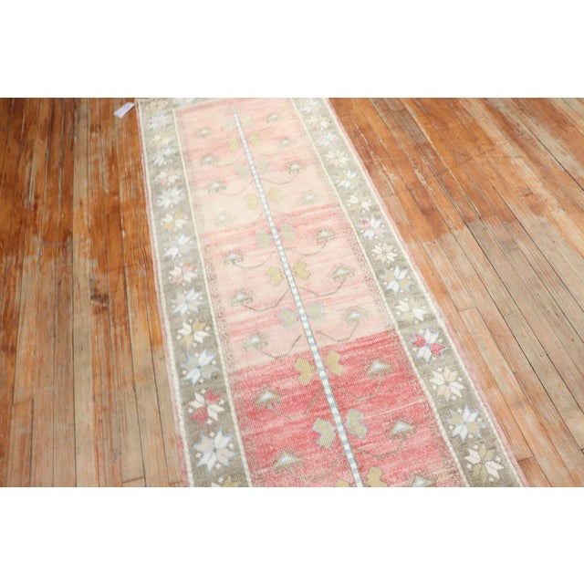 Vintage Turkish Anatolian Floral Feminine Runner - 2'7" x 9'8" For Sale In New York - Image 6 of 8