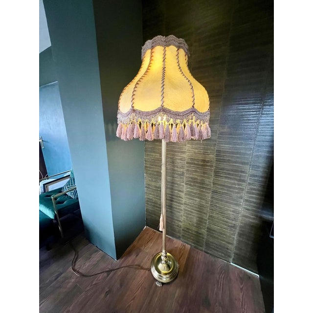Mid-Century Neoclassical Brass Floor Lamp with Lion's Feet and Leather Shade, 1950s-1960s, in Very Good conditions....
