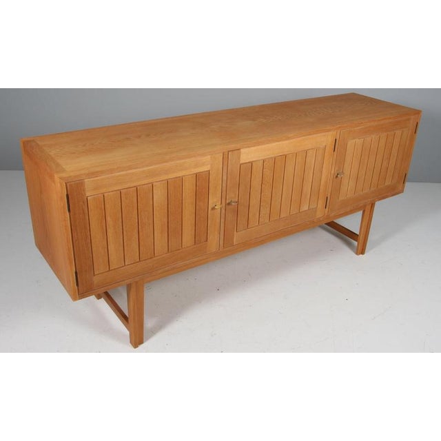 Arne Vodder sideboard / cabinet in partly solid oak. 3 doors, drawers and shelfes behind. Aluminium Made by Vamo in the...
