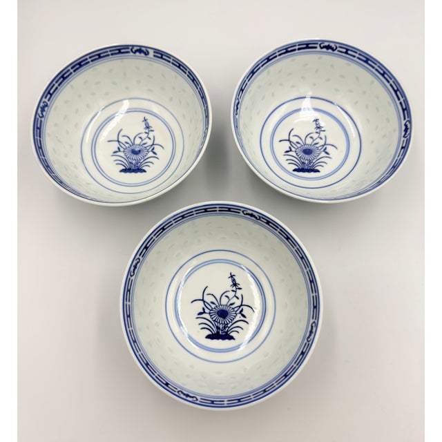 1970s Tienshan Chinese Rice Grain Coupe Soup Bowls Blue & White Chrysanthemum 3pc Set For Sale In Palm Springs - Image 6 of 8