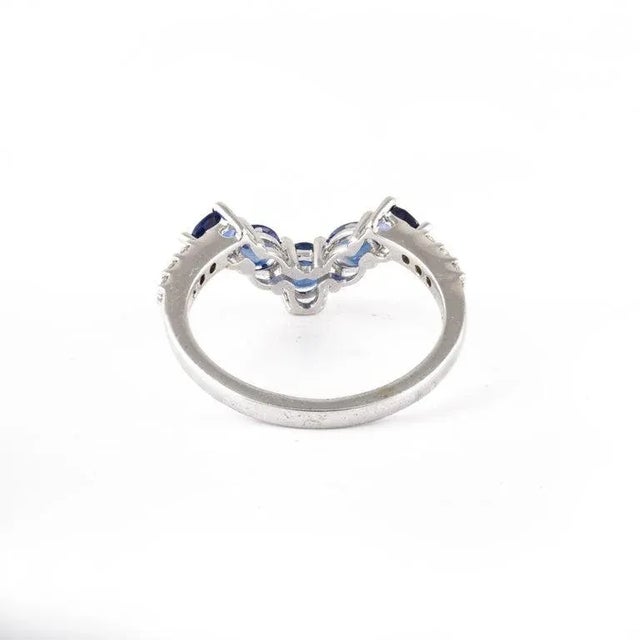 Blue Flanked Diamonds & 1.46ct Blue Sapphire Chevron 'V' Ring Size 7 For Sale - Image 8 of 14