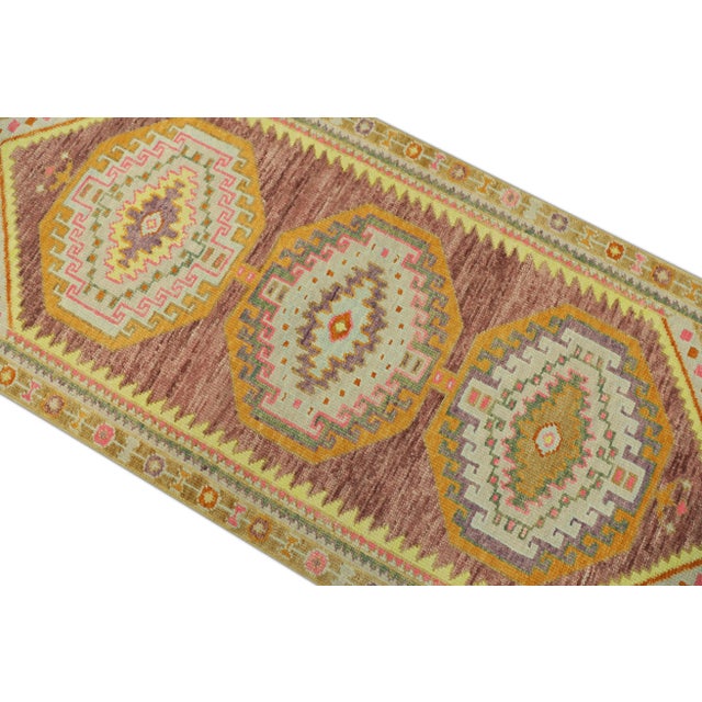 This modern Turkish Oushak rug is a stunning piece of art that has been handwoven using traditional techniques by skilled...