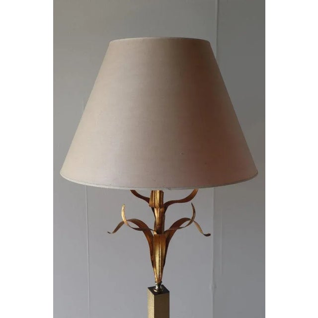 Vintage gold metal floor lamp dating from the 70s. A chic and elegant design that will illuminate your interior. In good...