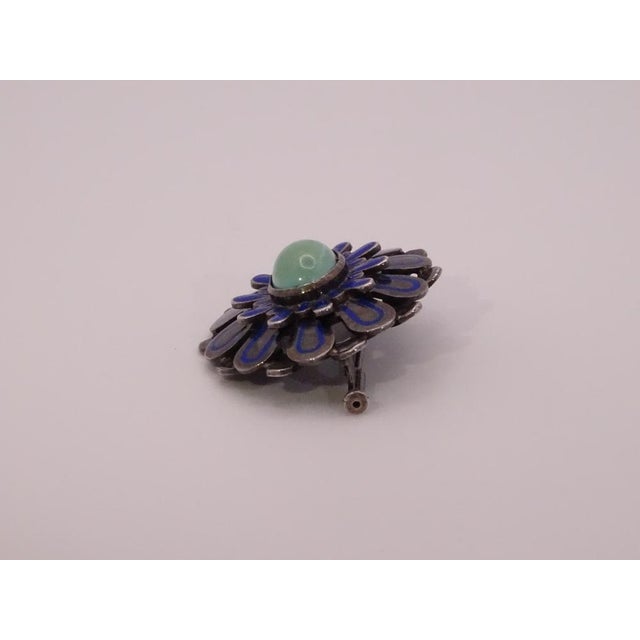Metal Art Nouveau Cabochon Flower Brooch in Antiqued Metal, Enamel and Turquoise, France, 1920s For Sale - Image 7 of 18