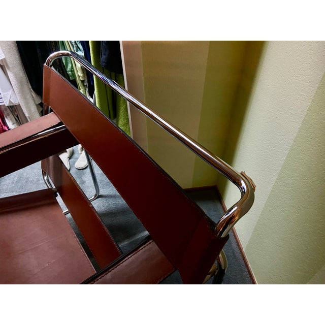 Authentic 1960s Marcel Breuer Wassily Chair – Gavina SpA Production – Cognac Leather For Sale - Image 9 of 11