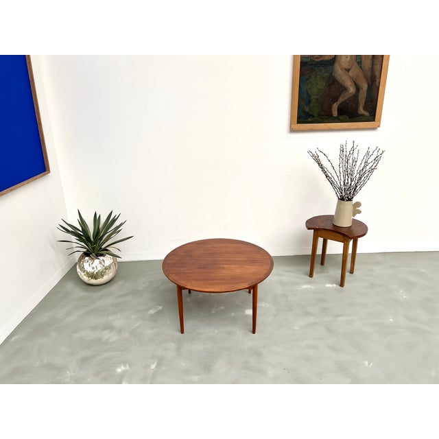 Maison Lecan presents this elegant round teak coffee table, created in the 1960s by Danish manufacturer Mobelintersia. Its...