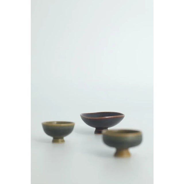 1950s Small Mid-Century Scandinavian Modern Collectible Brown Stoneware Bowls by John Andersson for Höganäs Ceramics, 1950s, Set of 3 For Sale - Image 5 of 5