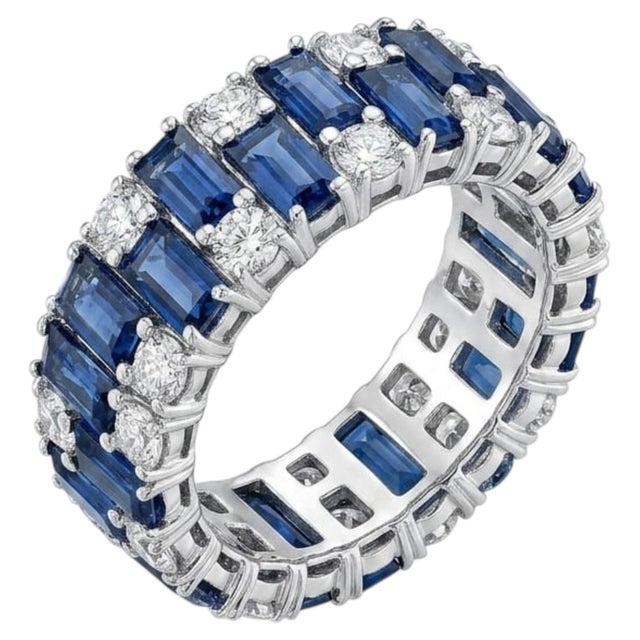 Stunning 18k Gold Sapphire and Diamond Halo Cocktail Ring, New Design. Beautiful piece in excellent condition.