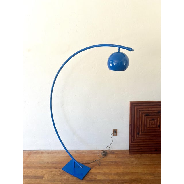 Mid-Century Modern Sculptural Mid-Century Modern Arc Floor Lamp Attributed to Reggiani, 1970s For Sale - Image 3 of 9