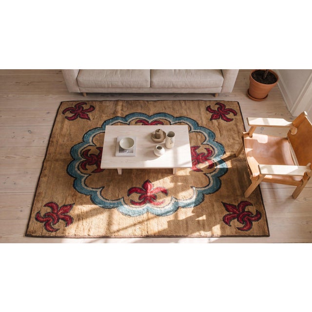 Early 20th Century 1920s Tan Camel Fleur De Lis Antique American Hooked Rug 4'10" X 4'10 Handwoven Wool Carpet For Sale - Image 5 of 7