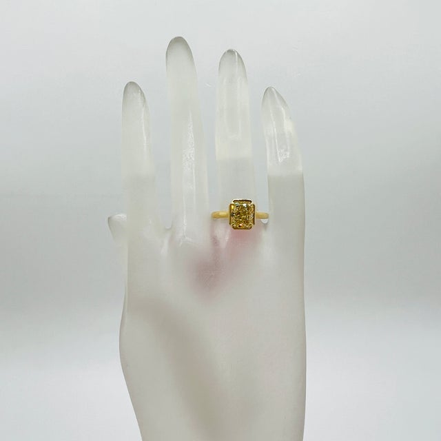Modern Gia 3 Carat Yellow Radiant Diamond Solitaire Ring in 18k Yellow Gold, Size 6.5 For Sale - Image 3 of 9