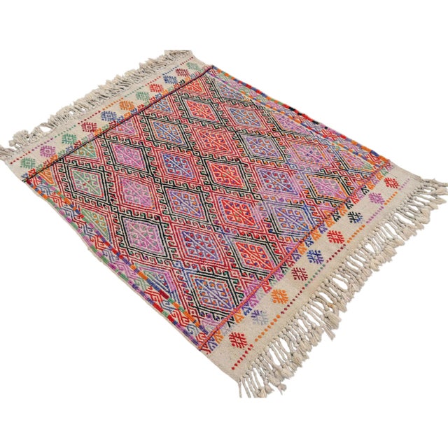 Hailing from the Sivrihisar region of Central Anatolia, this striking 1960s vintage Jajim flatweave is a testament to the...
