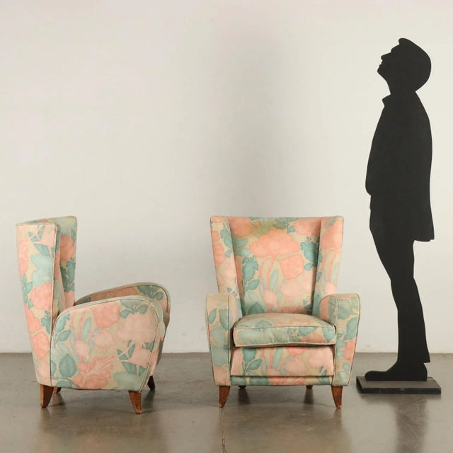 Pair of armchairs, spring and foam padding, fabric upholstery. A pair of armchairs that lend themselves to being revisited...