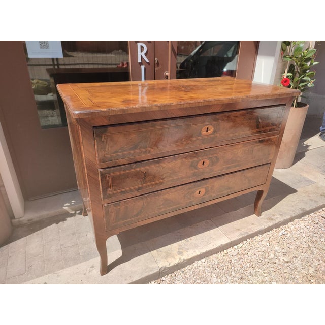 Beautiful 3-drawer chest of drawers from the second half of the eighteenth century, from the Lazio region, in beautiful...