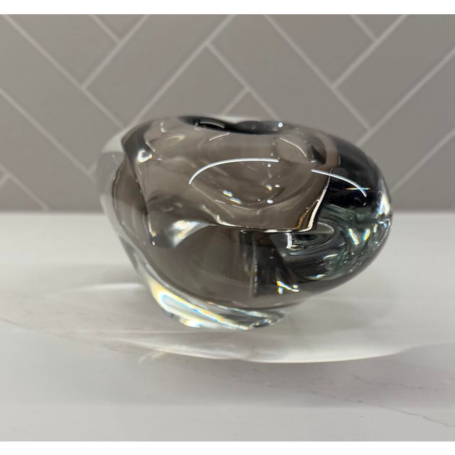 2020s Global Views Abstract Bean Polish Hand-Blown Art Glass Vase – Small - Gray For Sale - Image 5 of 10