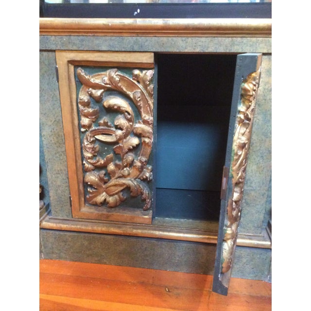 1900 - 1909 Open Mirrored & Giltwood Display Cabinet For Sale - Image 5 of 12