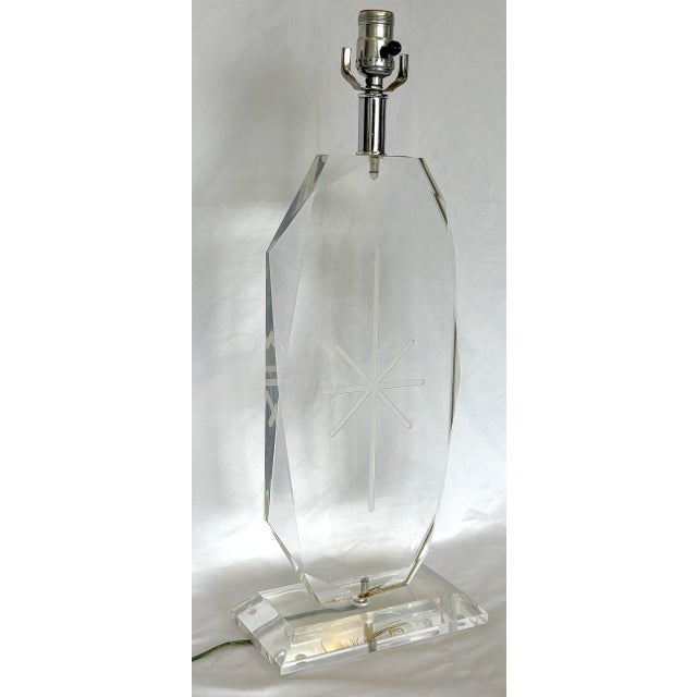 1970s Vintage Lucite Gem Edge Faceted Table Lamp With Starburst Etching For Sale - Image 5 of 16