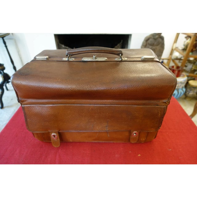 Vintage Travel Suitcase Trunk, 1930s, in Very Good conditions. Designed 1920 to 1949
