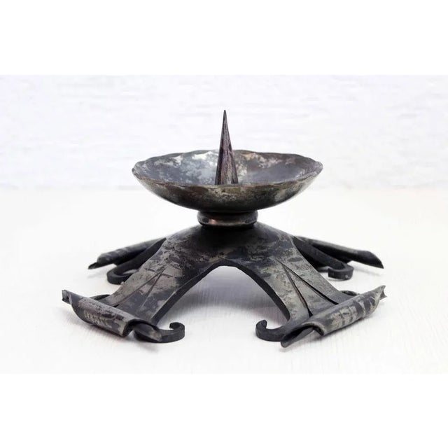 Beautiful brutalist candle holder in wrought iron from the 1950s. Very well made, this candle stick combines strength and...