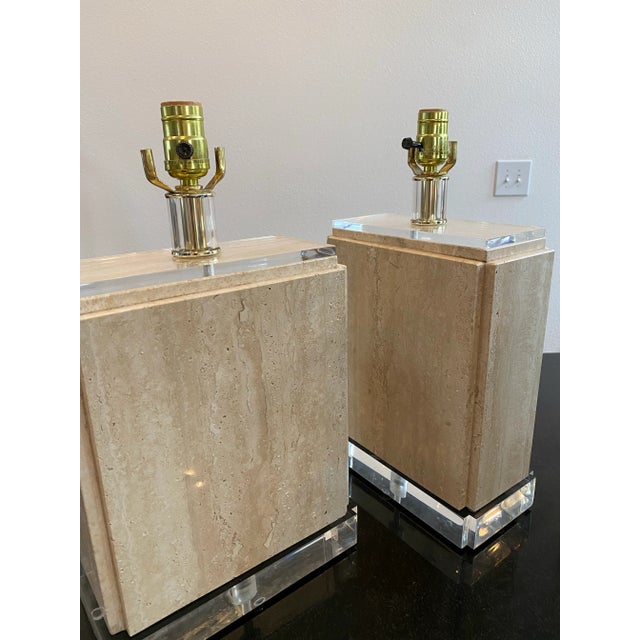 Cream Sculptural Pair of Travertine & Lucite Table Lamps — Geometric Postmodern Italian Design For Sale - Image 8 of 10