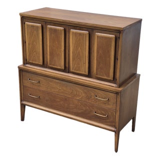 Mid Century Modern Broyhill Attributed Walnut Veneer Chest of Drawers Highboy Dresser For Sale