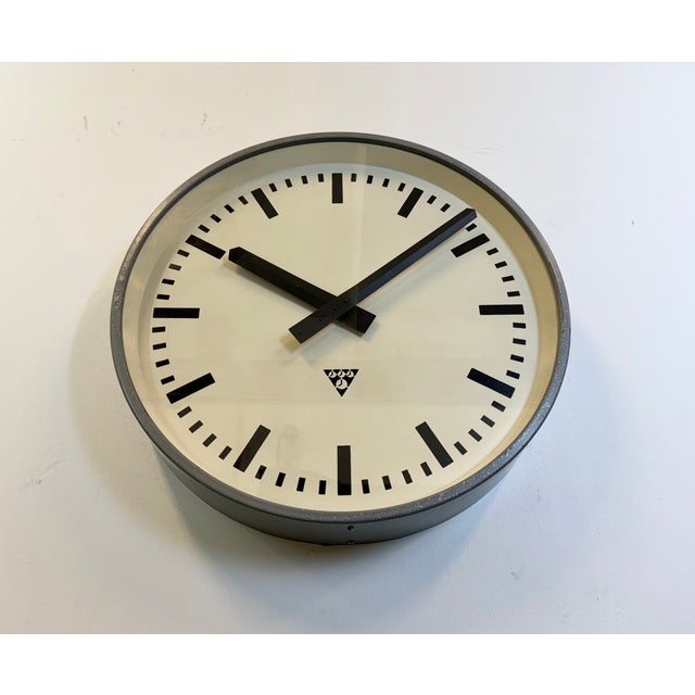 Large Industrial Grey Factory Wall Clock from Pragotron, 1960s For Sale - Image 6 of 18