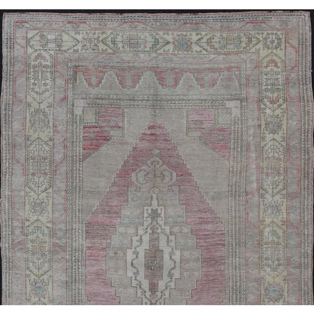 Tribal Mid 20th Century Vintage Turkish Oushak Rug With Layered Medallion Design in Light Pink and Cream For Sale - Image 3 of 13