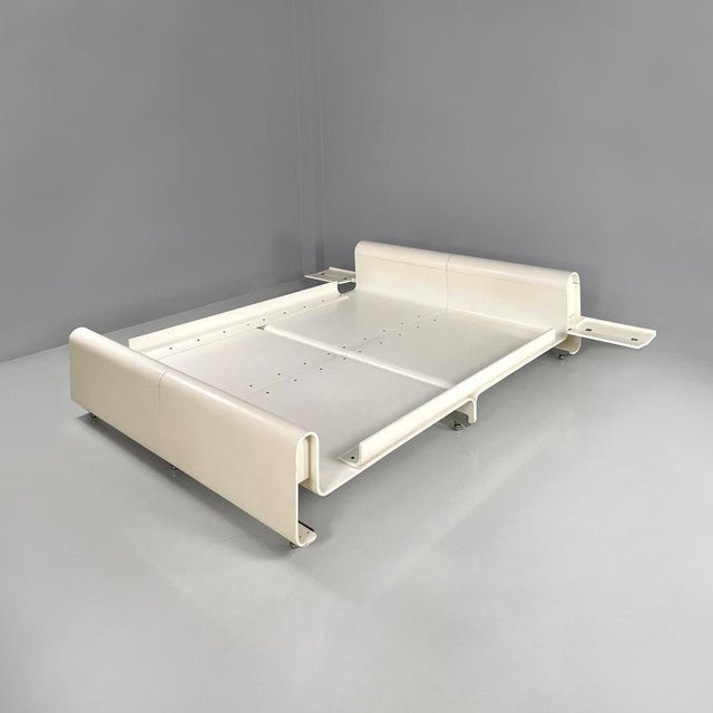 Italian Modern Double Bed in White Wood by Benatti, 1970s For Sale - Image 6 of 18