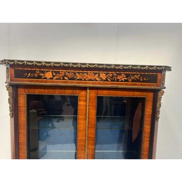 Brown 19th Century Napoleon III Display Cabinet in Veneer and Marquetry For Sale - Image 8 of 18