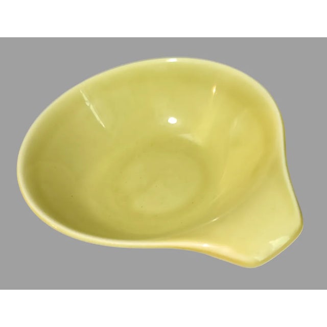 This vintage pair of serving bowls by Russel Wright is a great addition to any Mid-Century Modern collection. The...