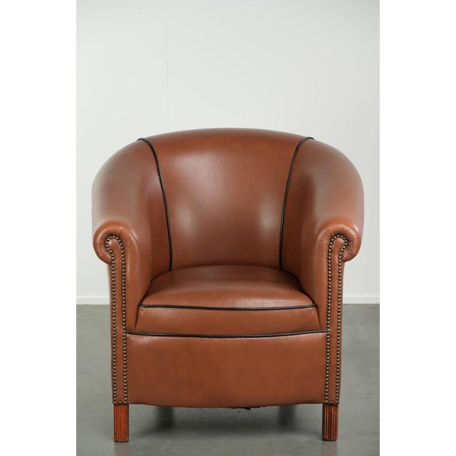 This English-style cowhide club chair has a luxurious look and offers excellent seating comfort. It features a fixed seat...