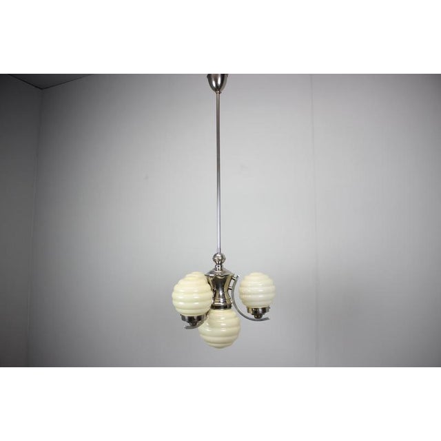 White Vintage Art Deco Chrome Chandelier with Champagne Ribbed Glass Globes, 1930s For Sale - Image 8 of 16