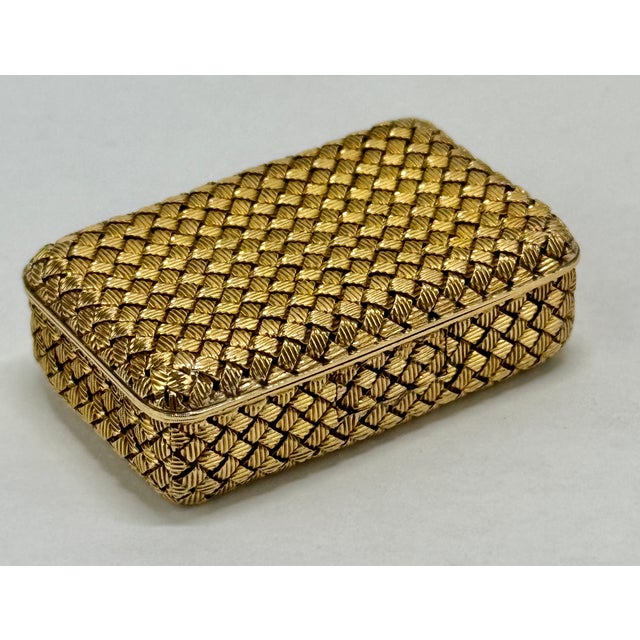 French Circa 1950 Van Cleef & Arpels 18k Basketweave Pill Box For Sale - Image 12 of 14