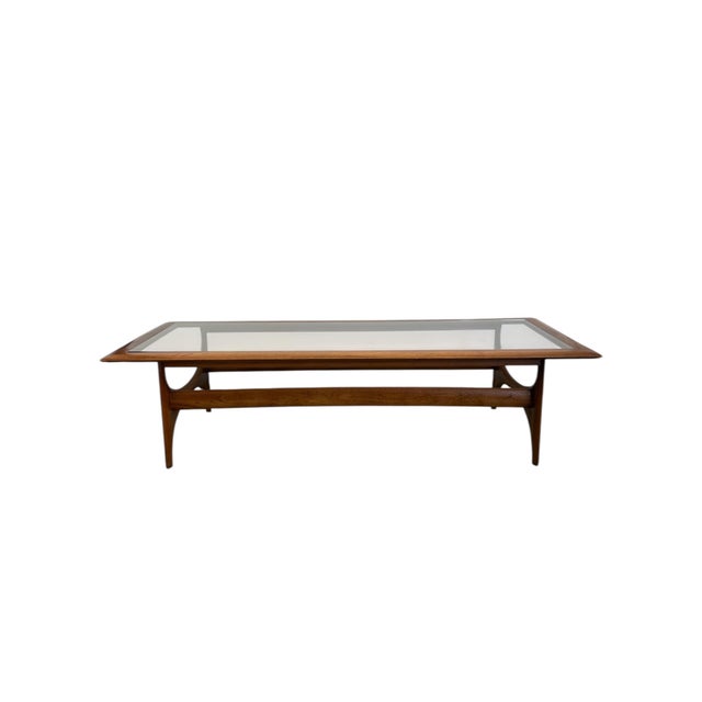 This vintage Mid-Century Modern coffee table by Lane Furniture exemplifies the sculptural elegance and refined...
