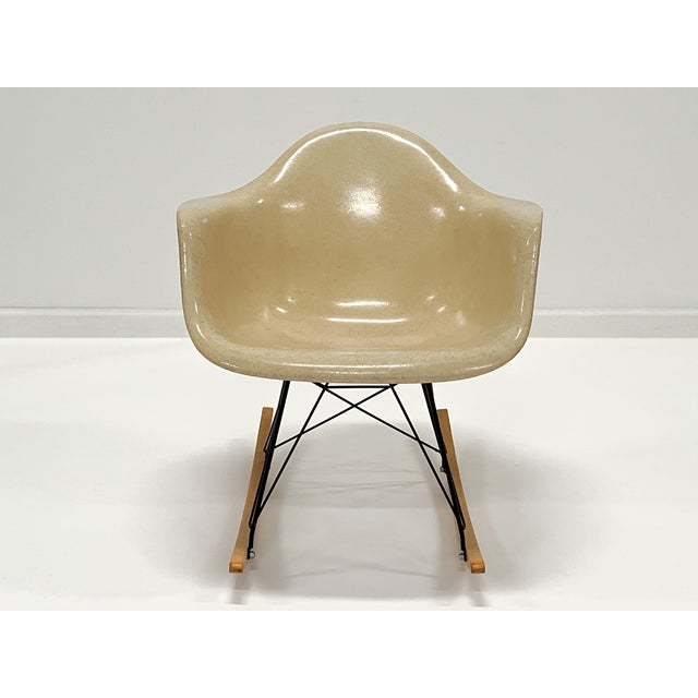 Eames 1960s Rocking Chair by Charles & Ray Eames for Herman Miller – Parchment Fiberglass For Sale - Image 4 of 15