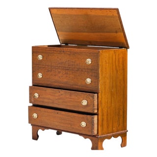 Early 19th Century American Federal Hepplewhite Style Mule Chest Blanket Box For Sale