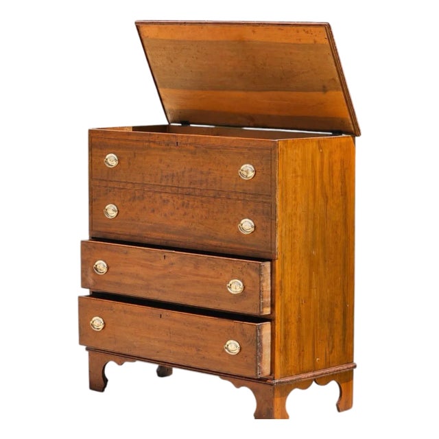 Early 19th Century American Federal Hepplewhite Style Mule Chest Blanket Box For Sale
