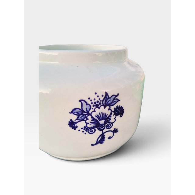 Hand-Painted Dutch Delft Blue Tobacco Jar & Humidor with Brass Lid from Goedewaagen, Gouda, 1930s For Sale - Image 9 of 16