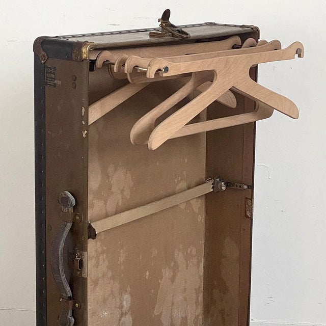 Vintage Dressing Trunk, 1930s, in Good conditions. Designed 1920 to 1949