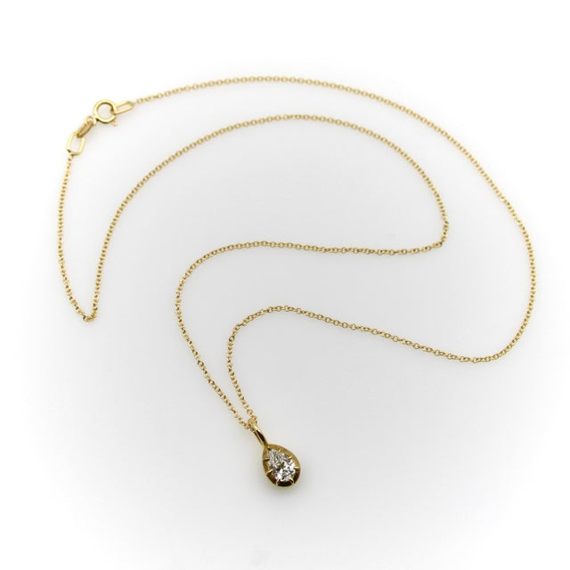 1990s 1990s 18k Gold Pear-Shaped Diamond in Collett Setting on a 16” Chain For Sale - Image 5 of 12