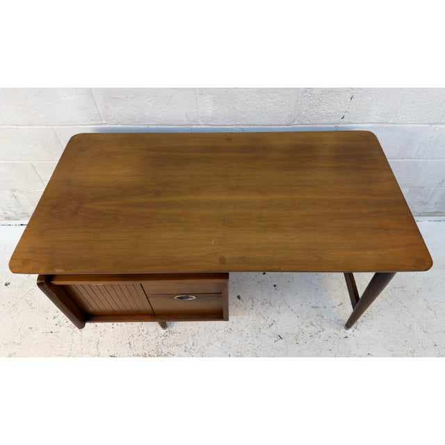 Vintage Walnut Desk Attributed to Mainline for Hooker Furniture For Sale In New York - Image 6 of 16