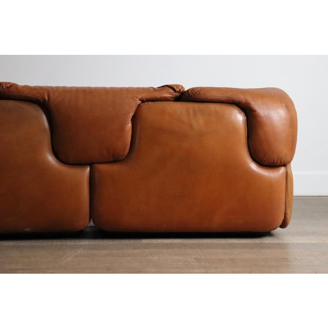 1960s Confidential Sofa in Cognac Leather by Alberto Rosselli for Saporiti, Italy, 1970s For Sale - Image 5 of 10
