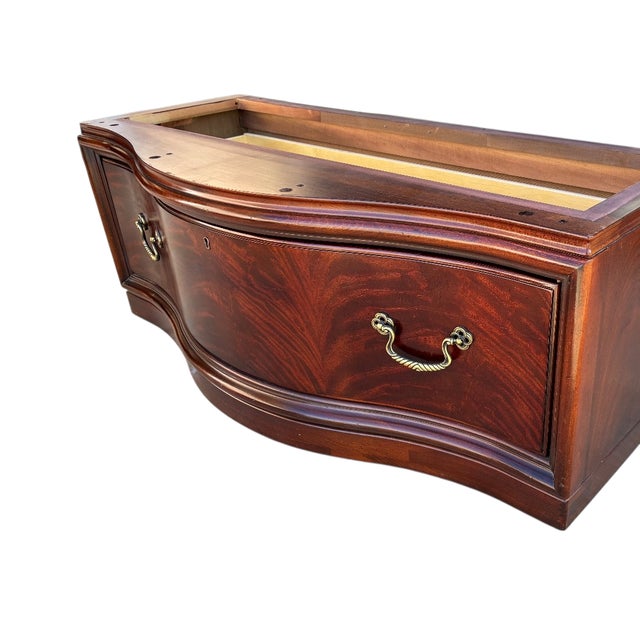 1990s Thomasville Mahogany Bogart Serpentine Curio Cabinet Hutch Shelf Breakfront For Sale - Image 9 of 18