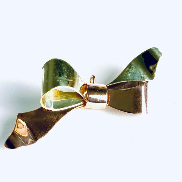 1960s Retro 14k Yellow and Rose Gold Bow Pendant Brooch For Sale In New York - Image 6 of 6
