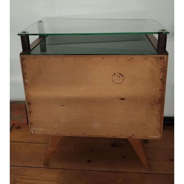 Vintage Beech and Walnut Bedside Tables with Green Glass Top and Clear Glass Shelf, Italy, 1950s, Set of 2 For Sale - Image 6 of 10
