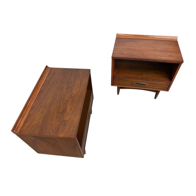 Broyhill Mid-Century Modern Broyhill Sculptra Walnut Nightstands - Set of 2 - Refinished! For Sale - Image 4 of 11
