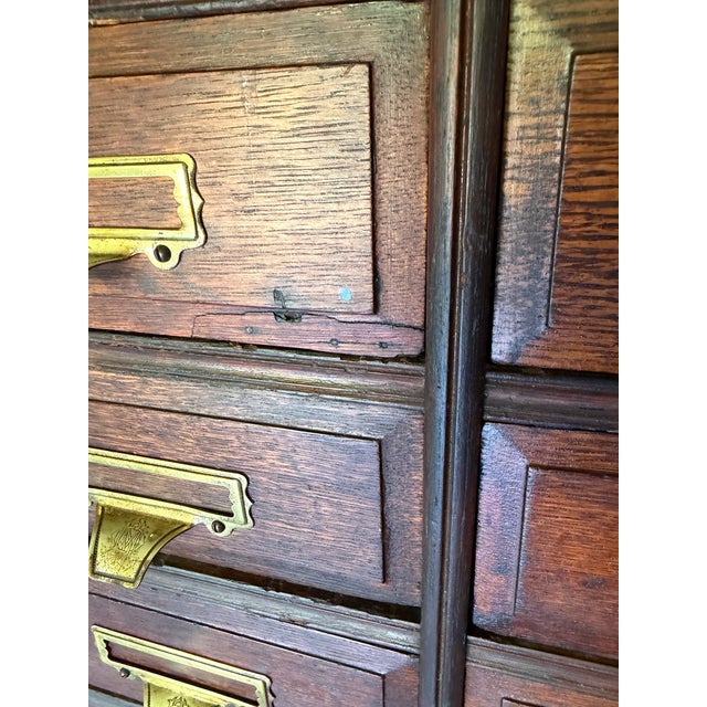 Antique Oak 30-Drawer Library Card Catalog Cabinet Late Victorian / Early Arts & Crafts | C. 1886–1905 | Original Finish & Brass Hardware For Sale - Image 13 of 16