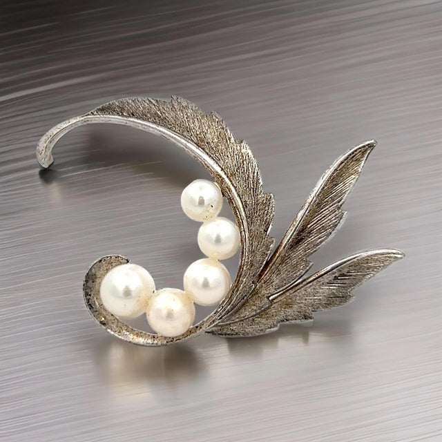 1990s Mikimoto Estate Akoya Pearl Brooch Pin 5-7 mm Silver For Sale In New York - Image 6 of 10