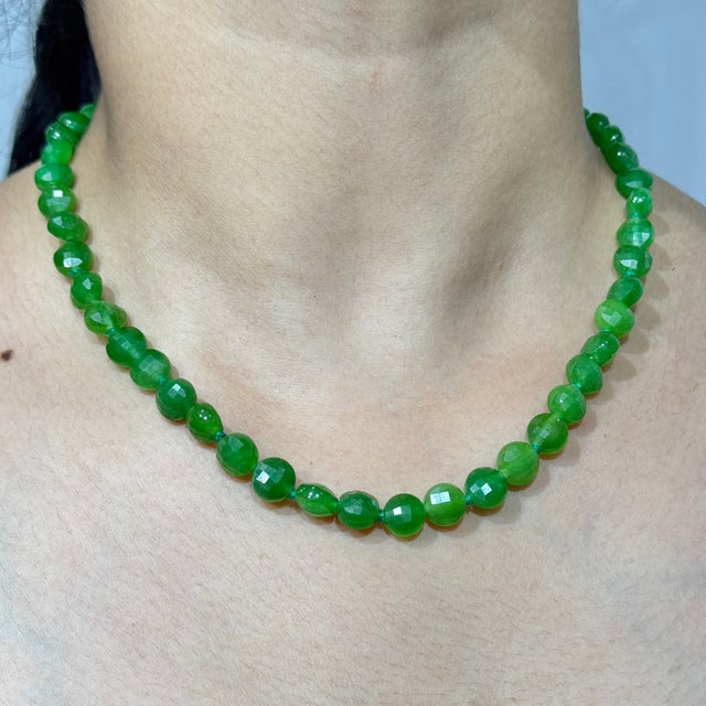 Early 21st Century Style Artisan 131 Ct Vibrant Green Jade Round Beaded Strand Necklace, 17" For Sale - Image 10 of 15
