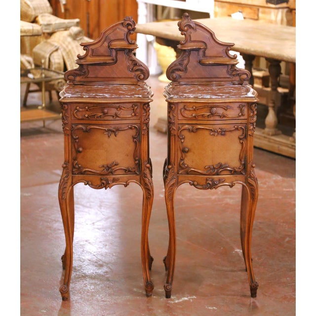 French Pair of Early 20th Century French Louis XV Walnut Nightstands With Marble Tops For Sale - Image 3 of 13